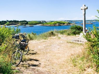 Celtic cross yakınındaki bakış açısı, turist Bisiklet