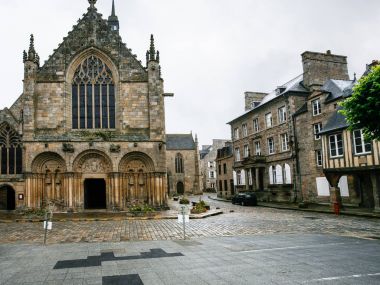 Bazilikası St Saviour yağmur Dinan kasabasında