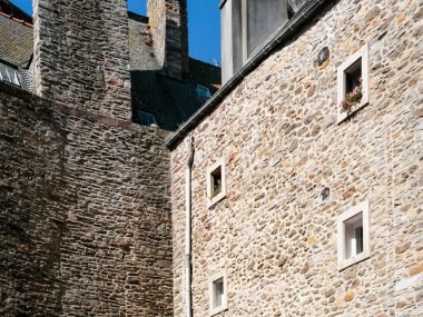 Saint-Malo şehirde kentsel eski taş evler