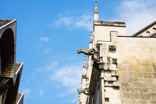 Gargoyle su facciata di chiesa in città di Troyes — Foto Stock