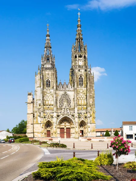 Front view of Basilique Notre-Dame de l 'Epine — стоковое фото