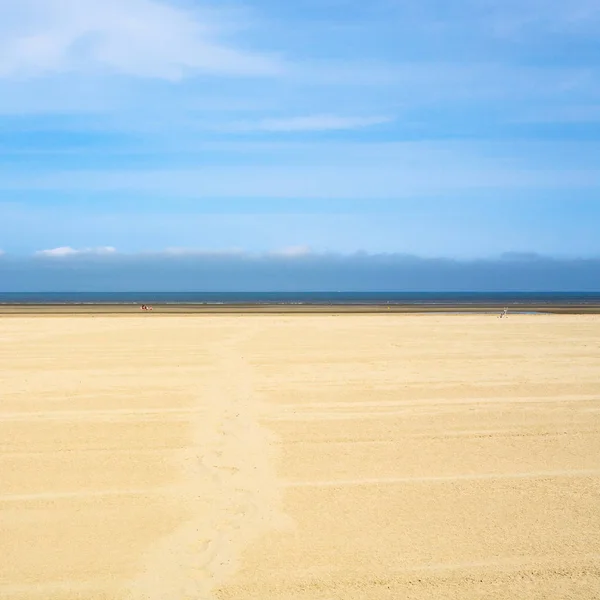 Blue sky over yellow sand beach of Le Touquet — Stock Photo, Image