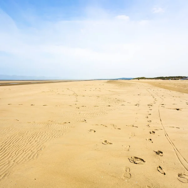 Yellow sand beach Le Touquet under blue sky — Stock Photo, Image