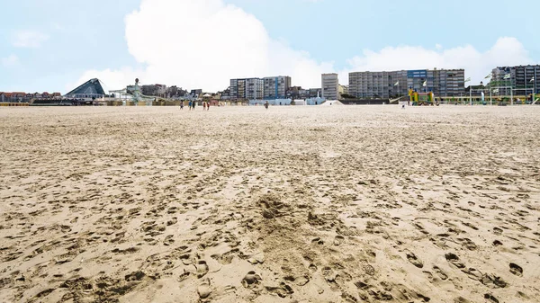 Vista da praia de areia de Le Touquet com apartamentos — Fotografia de Stock