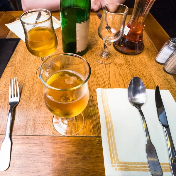 Local apple cider on table in restaurant — Stock Photo, Image