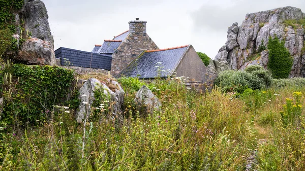 Tipica casa bretone e roccia nella città di Plougrescant — Foto Stock