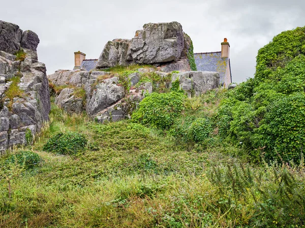 Plougrescant 镇的石头和石头布列塔尼房子 — 图库照片