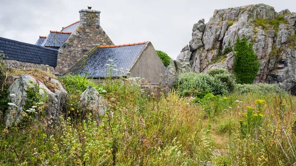 Tradizionale casa in pietra bretone a Plougrescant — Foto Stock