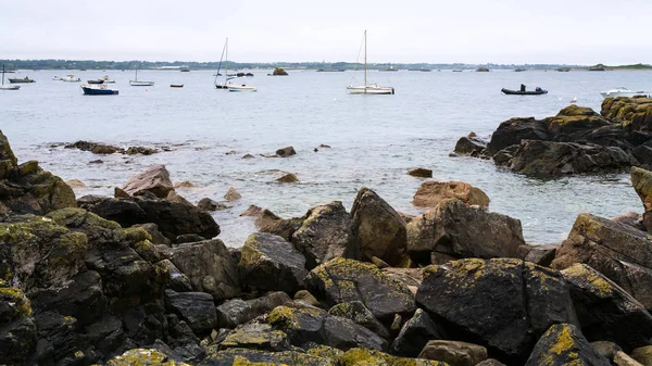 Barco cerca de la costa del golfo de Gouffre del Canal de la Mancha — Foto de Stock