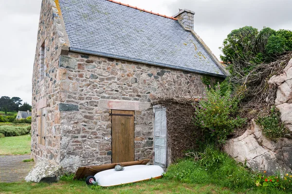 Typisk sten Breton hus i Plougrescant stad — Stockfoto