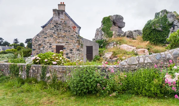 Plougrescant bahçeli tipik Breton ev — Stok fotoğraf