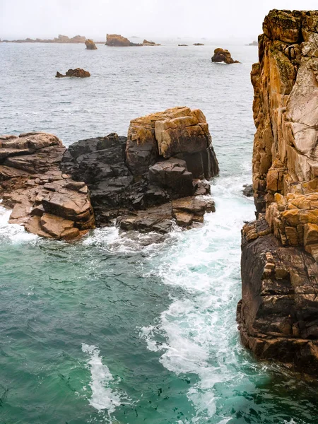 Rocas en la costa del Canal de la Mancha en Bretaña — Foto de Stock