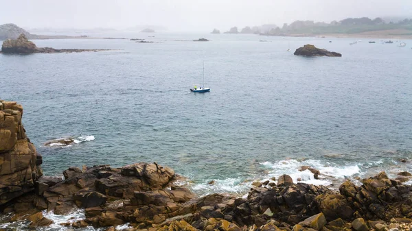 Boot in der Nähe der Küste des englischen Kanals in der Bretagne — Stockfoto