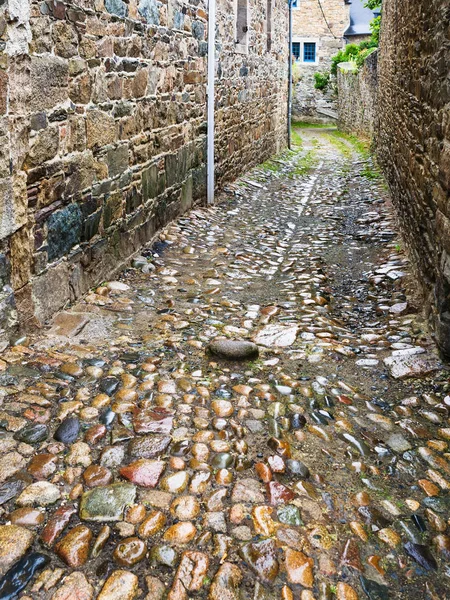 Marciapiede bagnato di strada stretta a Treguier — Foto Stock