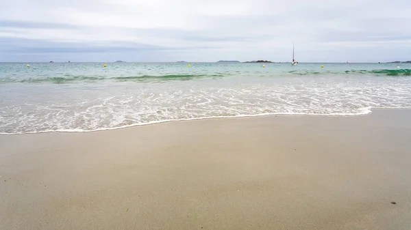 Vista sul mare dalla spiaggia di sabbia nella città di Perros-Guirec — Foto Stock