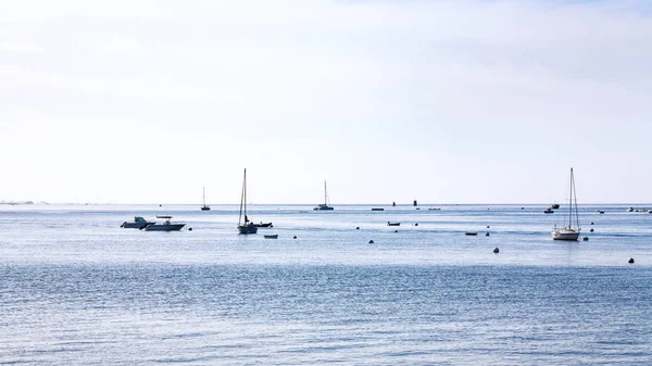 Boats in English Channel near Saint-Guirec beach — Stock Photo, Image