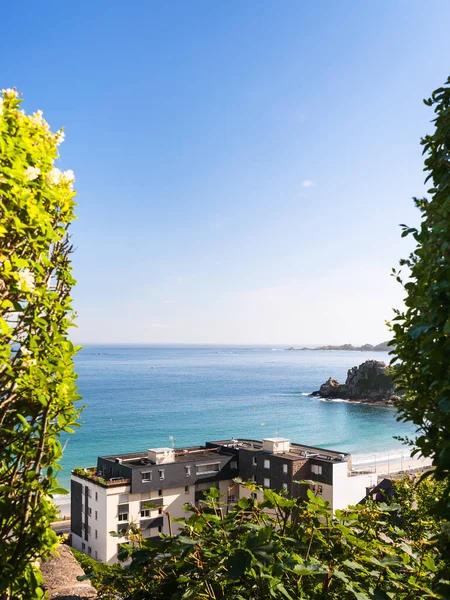 Saint Guirec üzerinde evin görünümünün üzerinde plaj — Stok fotoğraf
