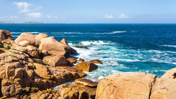 Rocky coast of English Channel in Ploumanac'h site — Stock Photo, Image