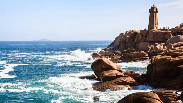 岩の多い海岸に Ploumanac'h サイトの灯台 — ストック写真