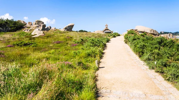 Fußweg im Naturpark des Ploumanac 'h-Geländes — Stockfoto