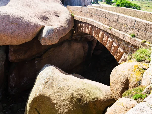 Stenbron och bouldes i Ploumanach webbplats — Stockfoto