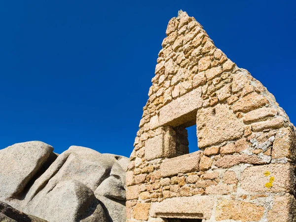 Gamla förstörda breton stenhus i Ploumanach — Stockfoto