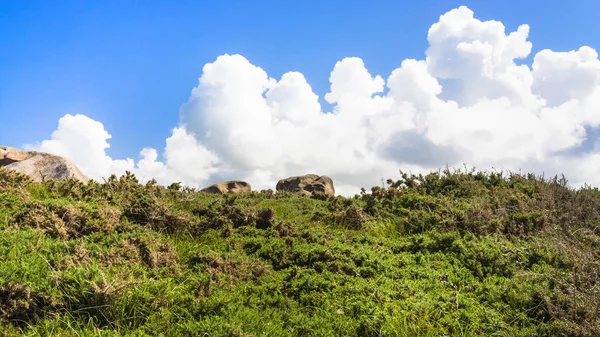 Obloha s bílý oblak nad rašeliniště v Ploumanach — Stock fotografie