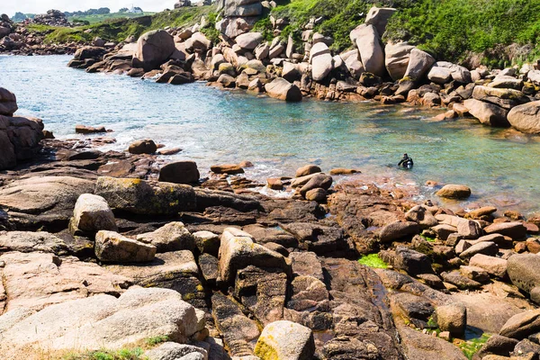 Buceador en Ploumanac 'h sitio de Perros-Guire — Foto de Stock