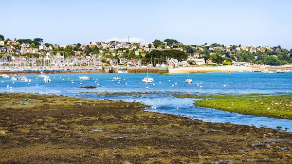 Blick auf die Gemeinde Perros-Guirec durch die Mündung — Stockfoto