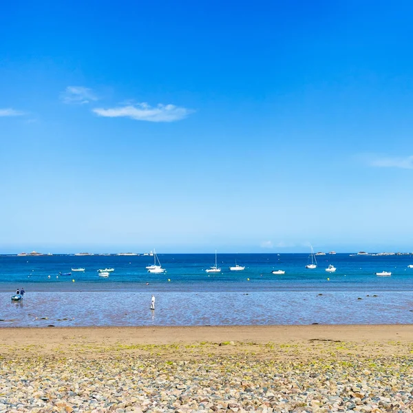 Пляж Plage de la Baie de Launay летом — стоковое фото