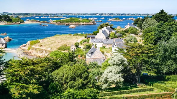 Boven uitzicht land huizen op Oceaan kust in Brehat — Stockfoto