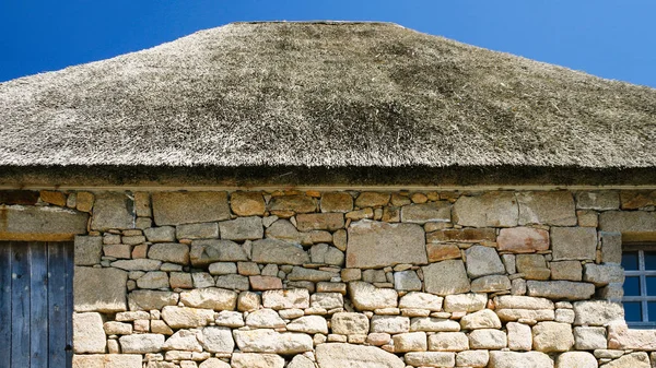 Mauer und Reetdach des alten Landhauses — Stockfoto