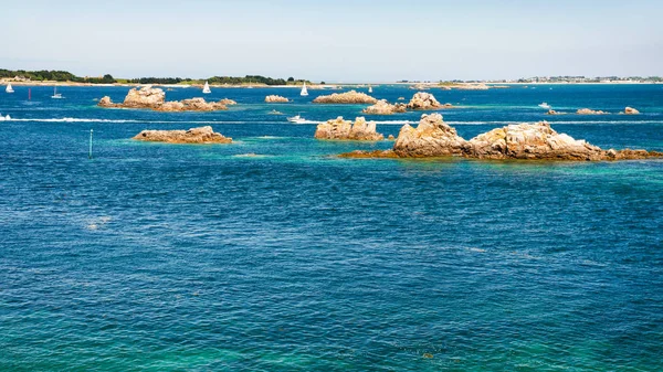 イル デ ブレハ海岸付近の海で花崗岩 — ストック写真