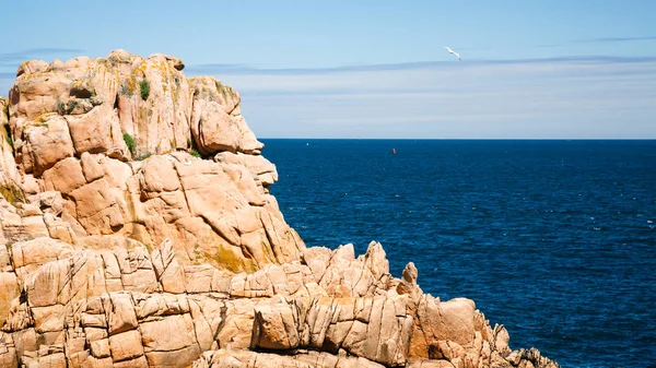 Pembe granit cliff Ile-de-Brehat Adası — Stok fotoğraf