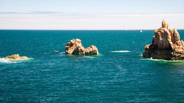 Roches de granit dans l'océan sur le rivage de l'Ile-de-Brehat — Photo