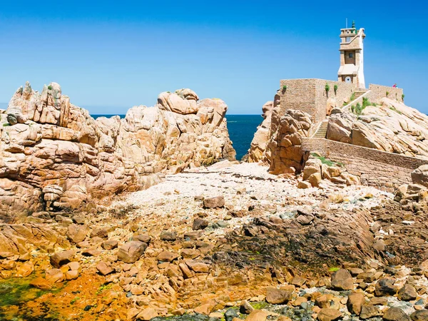 Faro di Paon sulla costa di granito rosa di Brehat — Foto Stock