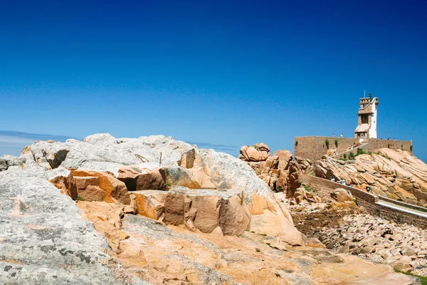 Pembe kayalar ve patron deniz feneri Brehat görünümünü — Stok fotoğraf