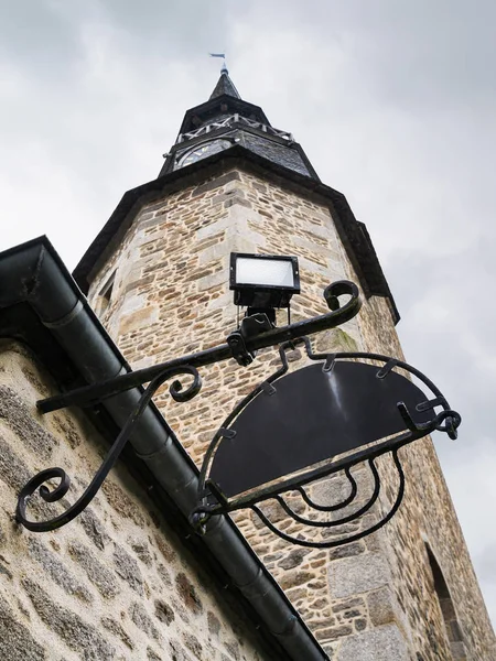 Klocktornet i historiska centrum av Dinan stad — Stockfoto