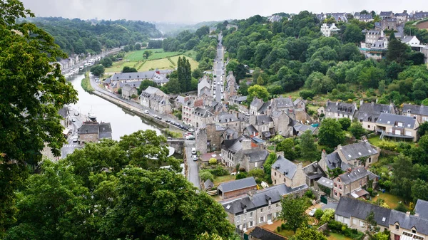 Vista de la ciudad de Dinan desde Jardín Anglais en la lluvia — Foto de Stock