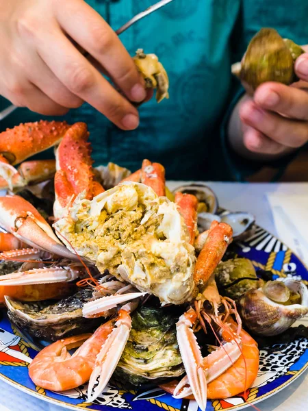 Mujer come mariscos en restaurante de pescado local —  Fotos de Stock