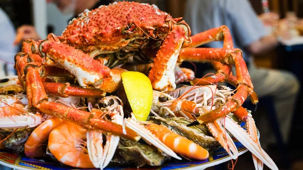 Krabba på skaldjur plattan i lokal fiskrestaurang — Stockfoto