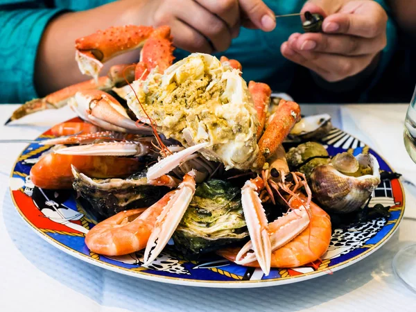 Bezoeker eet zeevruchten in lokale visrestaurant — Stockfoto