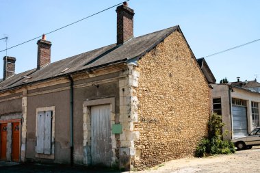 şehrin varoşlarında eski garaj