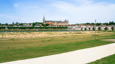 Loire Vadisi Gien şehirden panoramik manzaralı