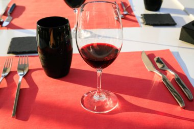 Val de Loire üzerinden yerel kırmızı şarap bardağı