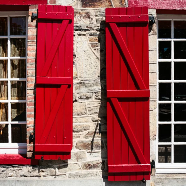ヴィトレの赤い木製シャッターが付く家の窓 — ストック写真