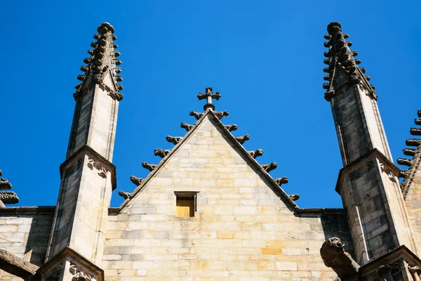 Muralha com torres de igreja Notre-Dame na cidade de Vitre — Fotografia de Stock