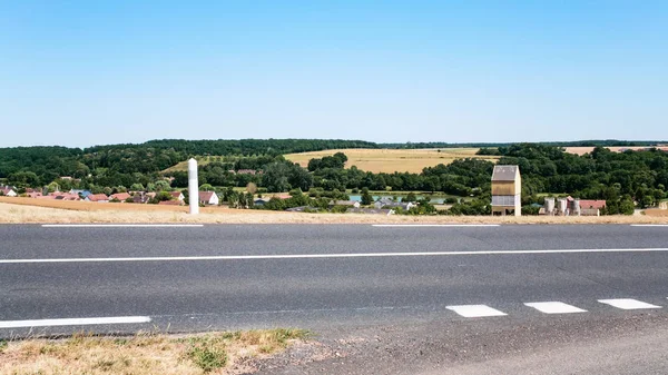 Krajobraz kraju wzdłuż trasy drogi A28 we Francji — Zdjęcie stockowe