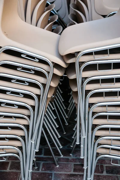 Muchas sillas de plástico apiladas en la cafetería al aire libre — Foto de Stock