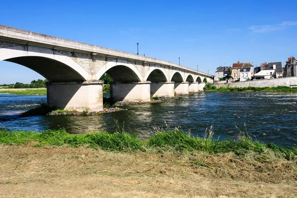 Мост Пон-дю-Марешаль-Леклерк через реку Луара — стоковое фото